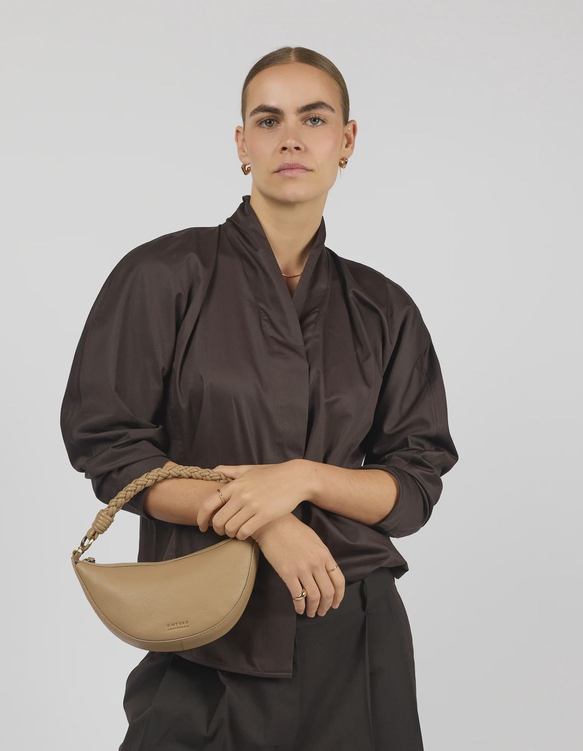 Leo Twisted Handle Mini Dark Sand