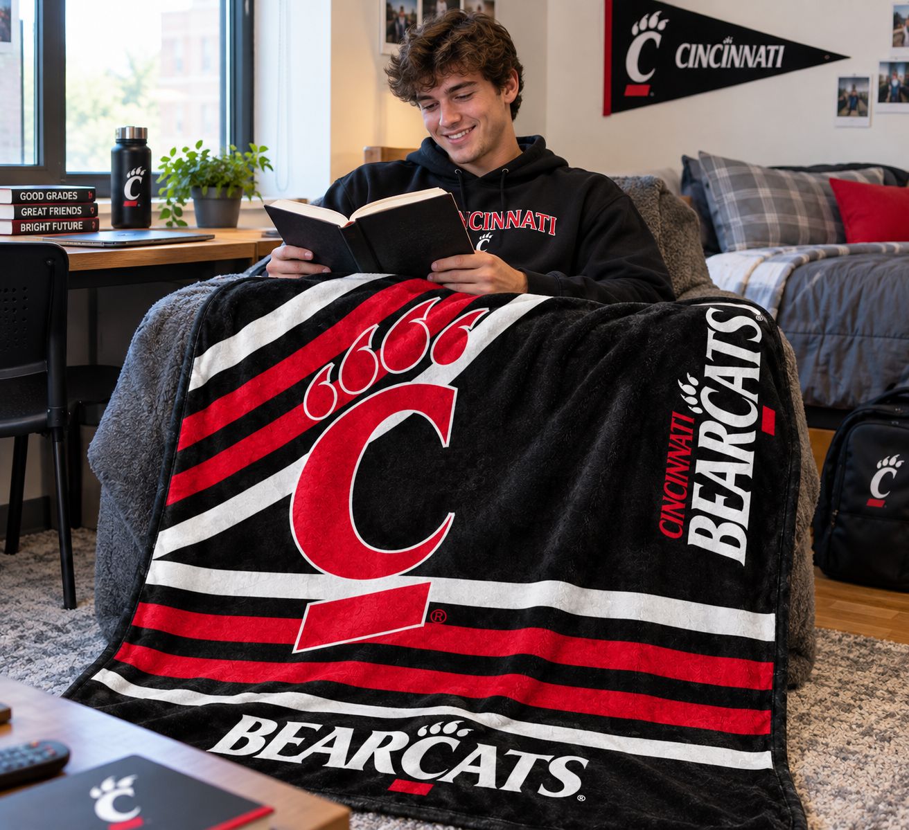 Logo Brands University of Cincinnati Bearcats 60" x 70" Raschel Blanket