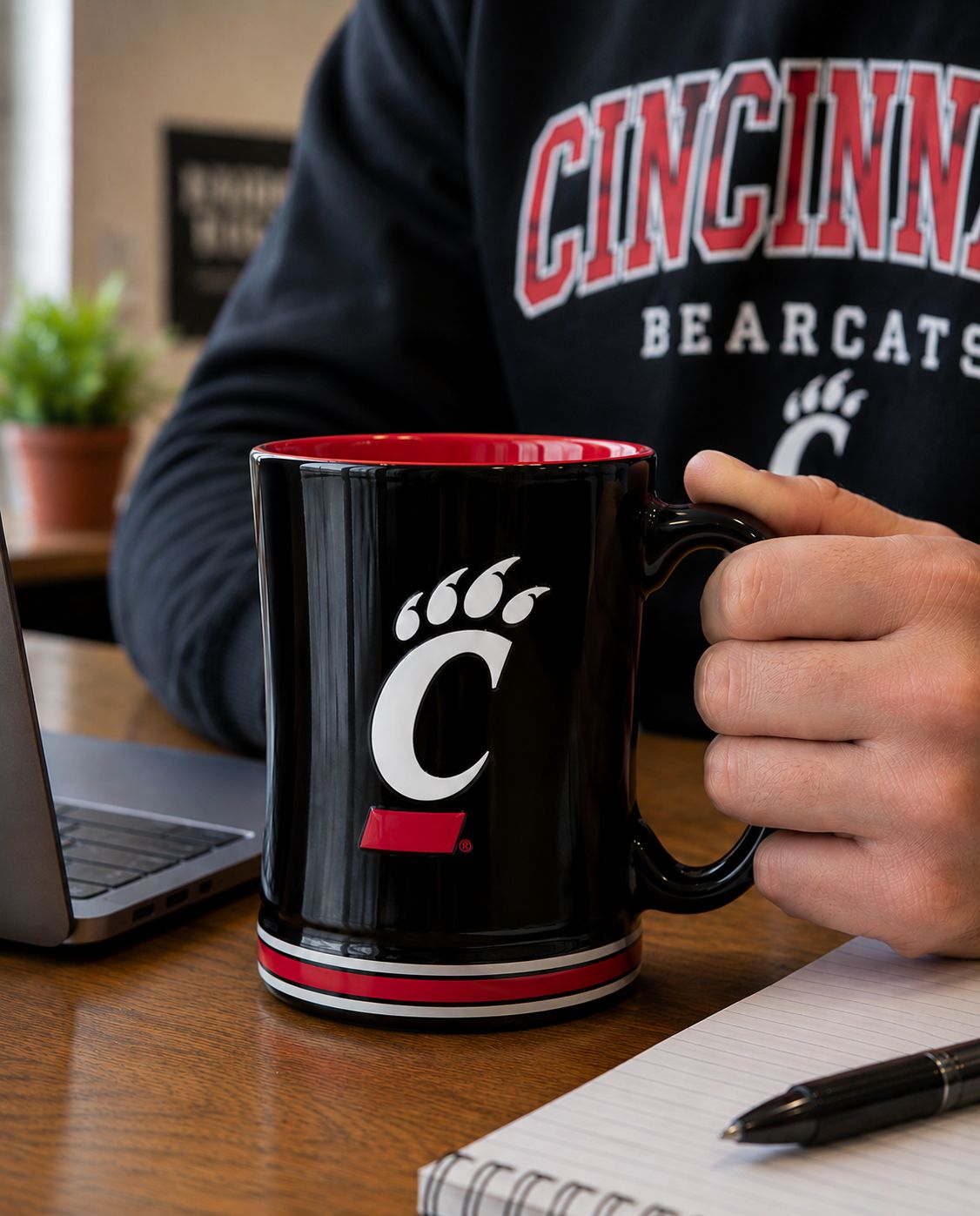 Cincinnati Bearcats C-Paw Relief Mug – Black
