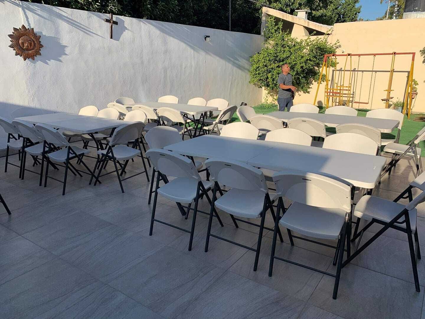 Paquete fiesta 32 sillas y 4 mesas Cuadradas