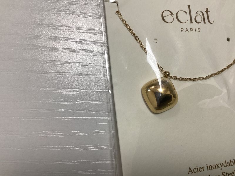 Rounded square gold necklace