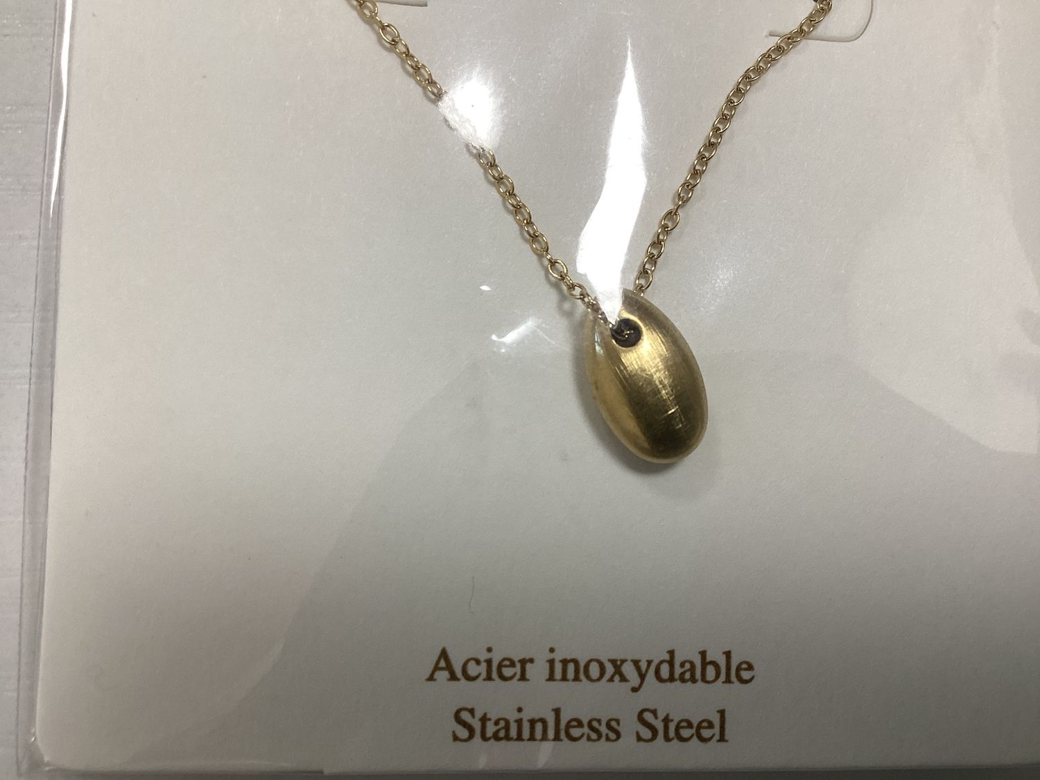 Oval pendant gold necklace