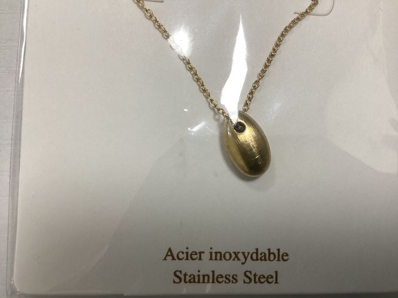 Oval pendant gold necklace