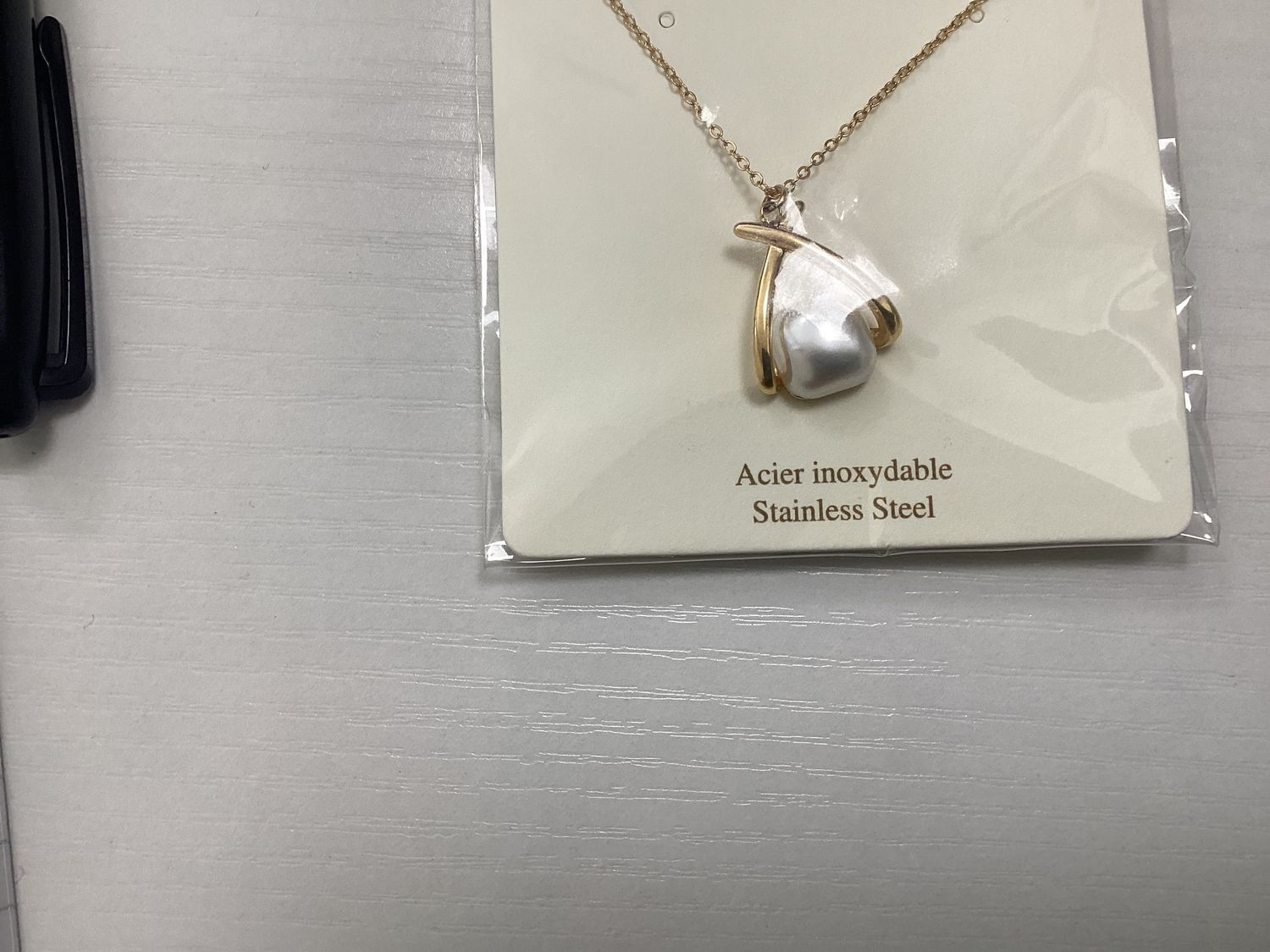 Pearly bead in triangle necklace