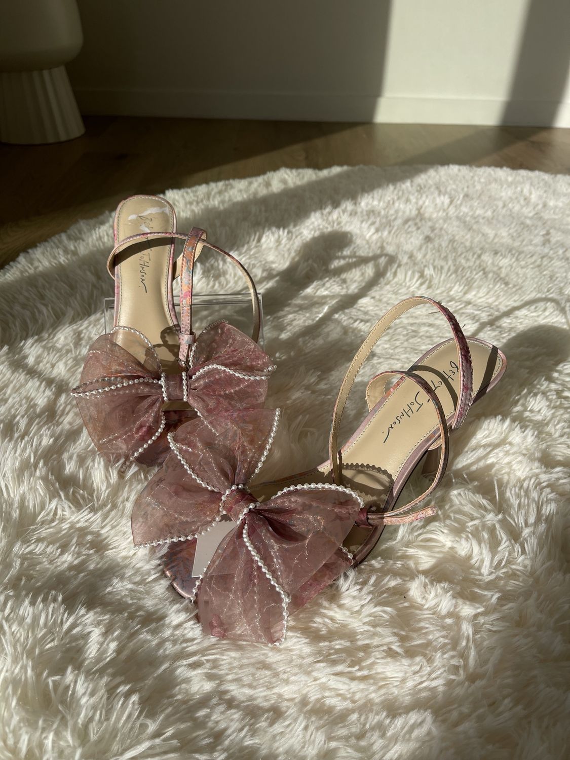 Floral bow heel