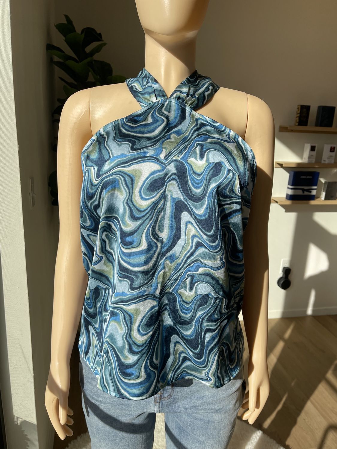sleeveless marble design blouse