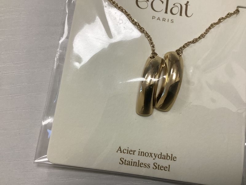 Gold hollow oval necklace