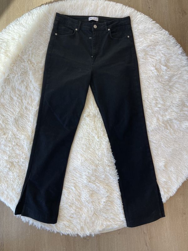 straight Jean with split on ankle