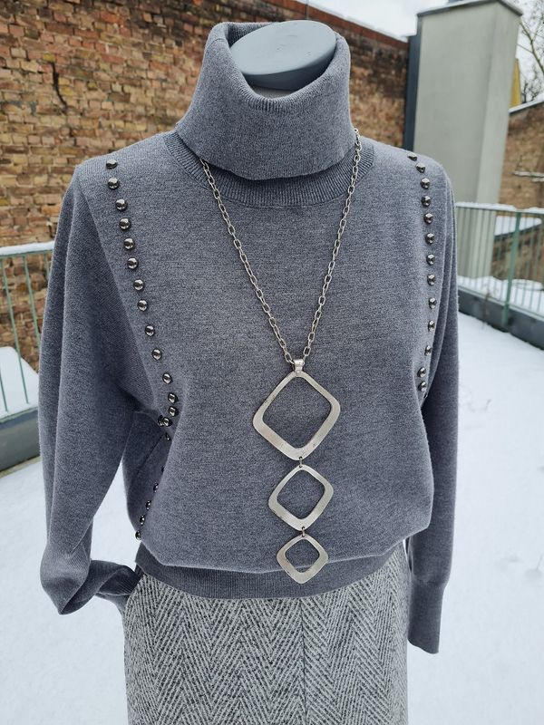 Rollkragenpullover mit Nieten