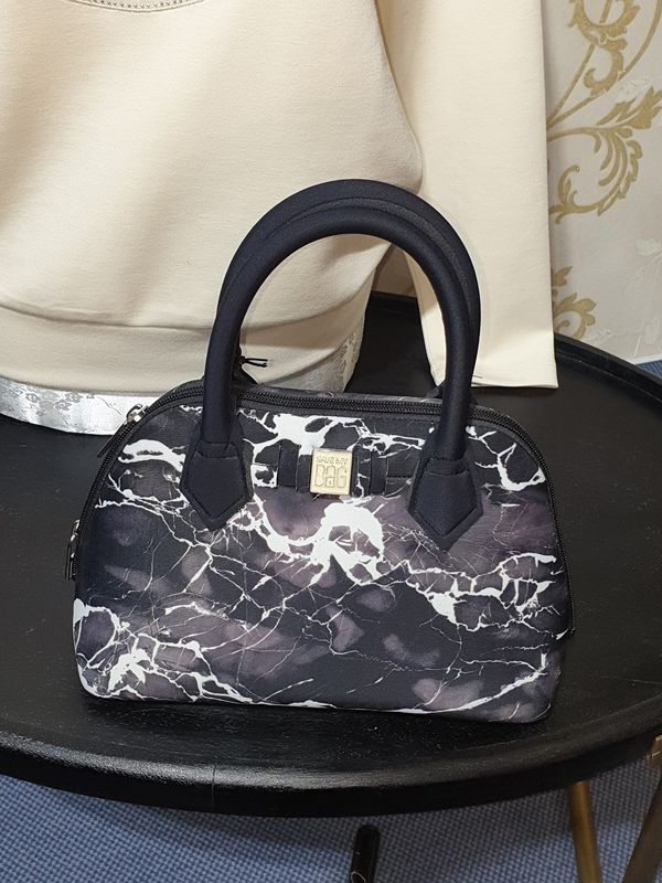 Tasche mit Henkeln, gemustert