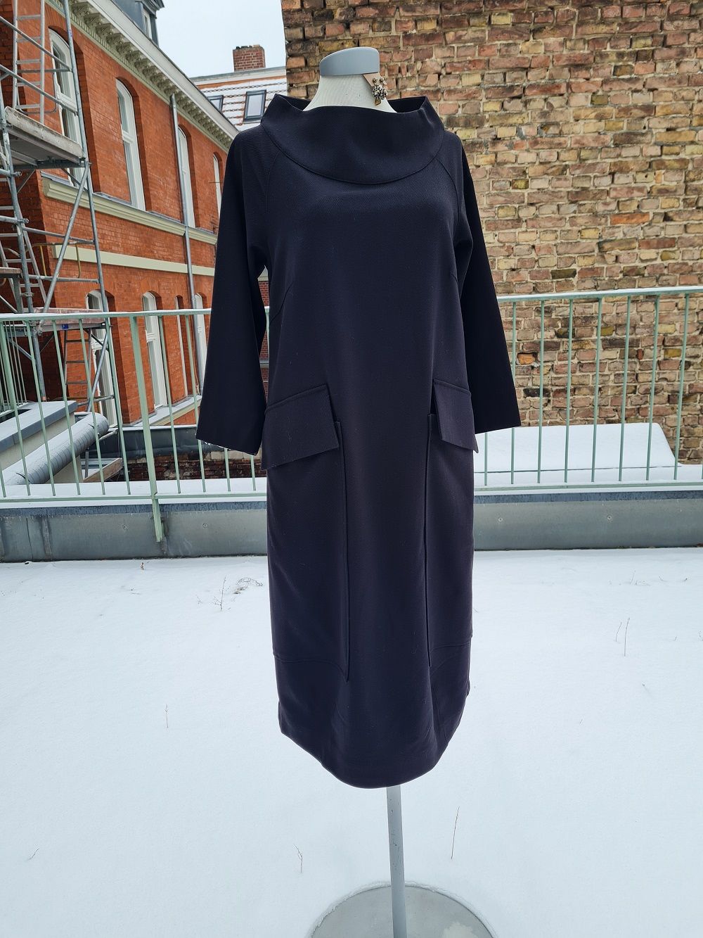 Gabardine-Kleid in Schwarz