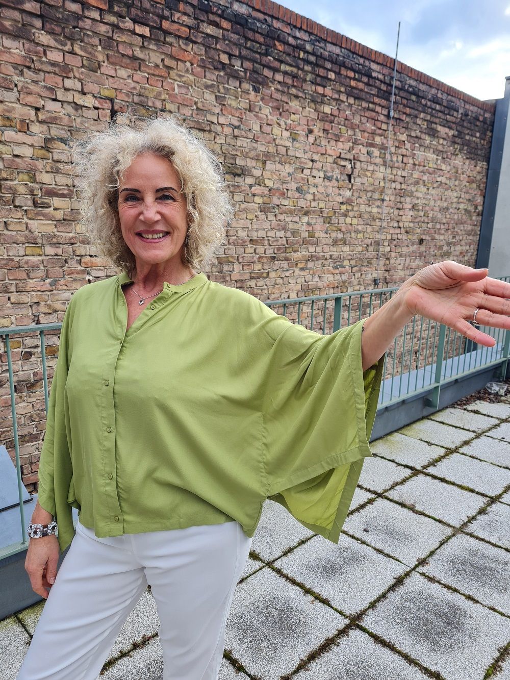 Moosgrüne Bluse extra weit