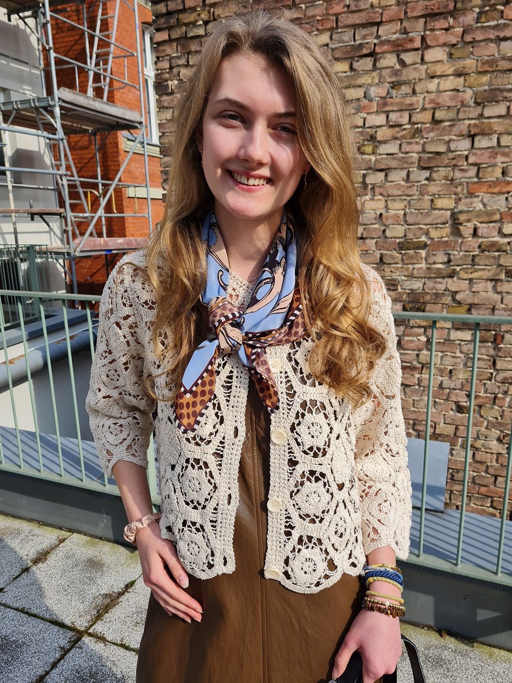 Kurze Jacke mit extravagantem Häkelmuster