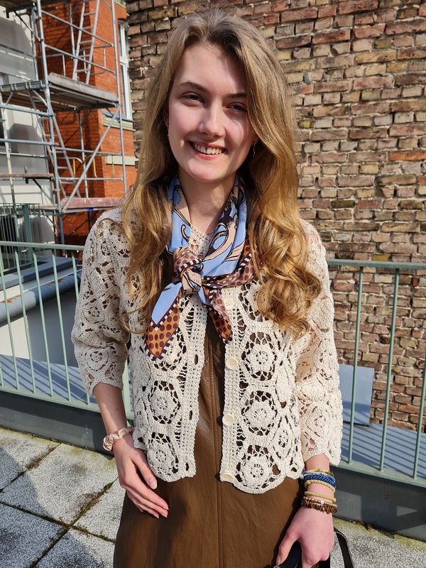 Kurze Jacke mit extravagantem Häkelmuster Kurze Jacke mit extravagantem Häkelmuster