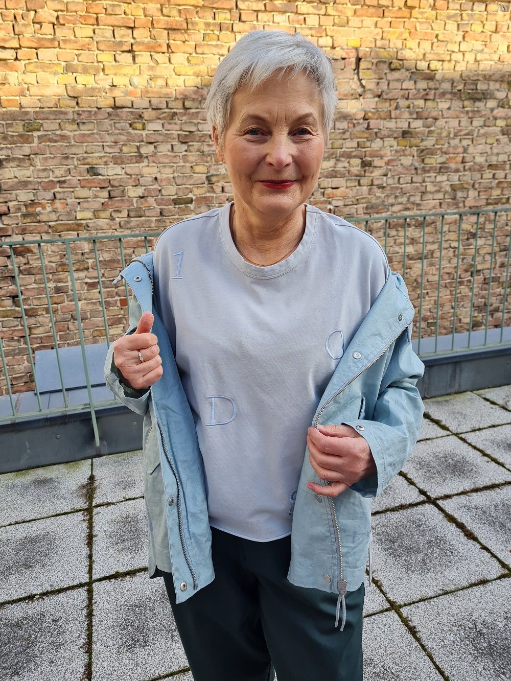 Sweater Blaugrau mit Logostickerei Sweater Blaugrau mit Logostickerei