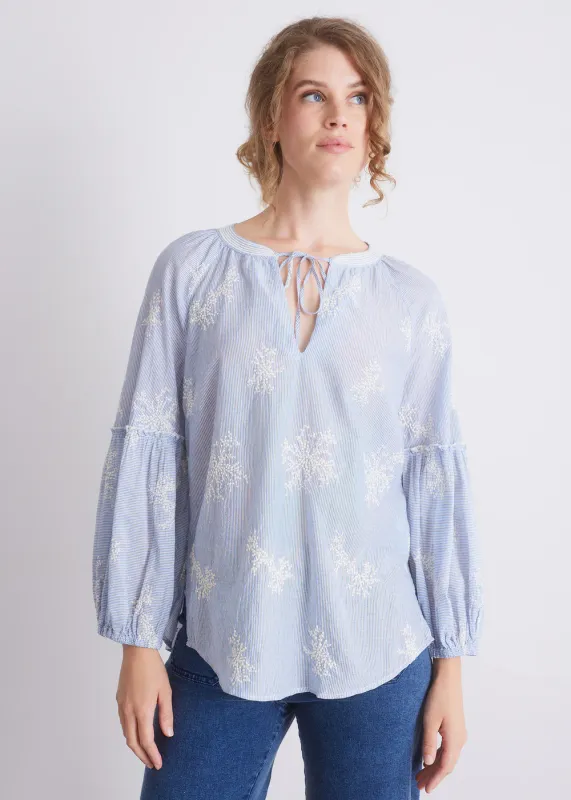Hellblau gestreifte Bluse mit Stickerei Hellblau gestreifte Bluse mit Stickerei