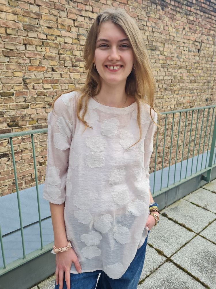 Tunika, halbtransparent mit Blüten Tunika, halbtransparent mit Blüten