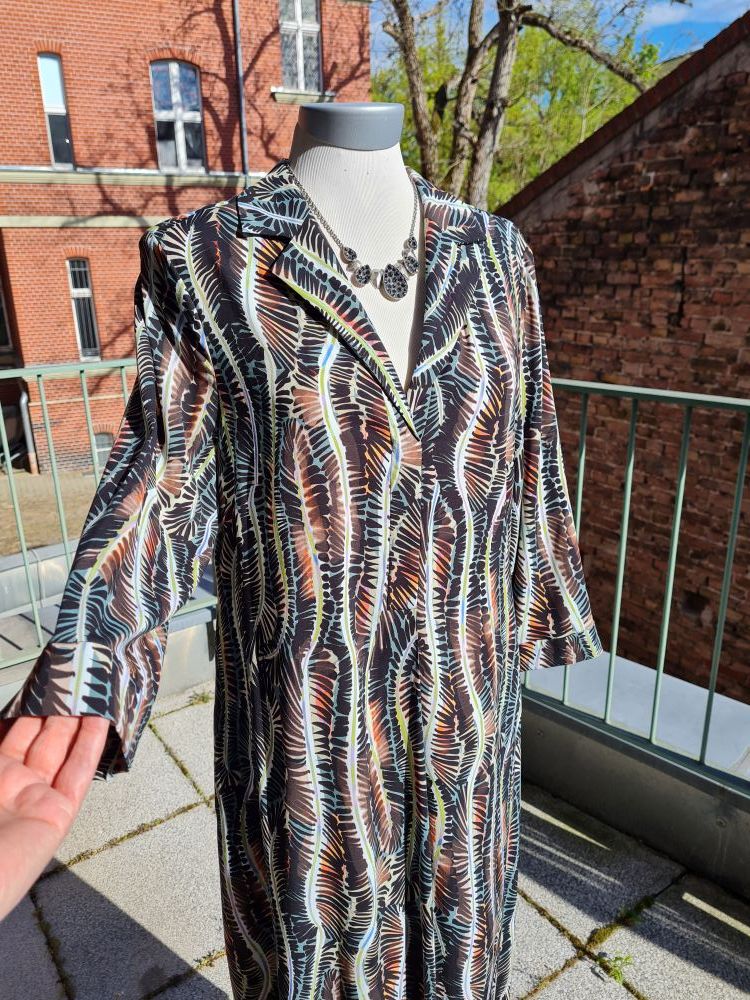 Langes Sommerkleid, mit schwarz-buntem Muster