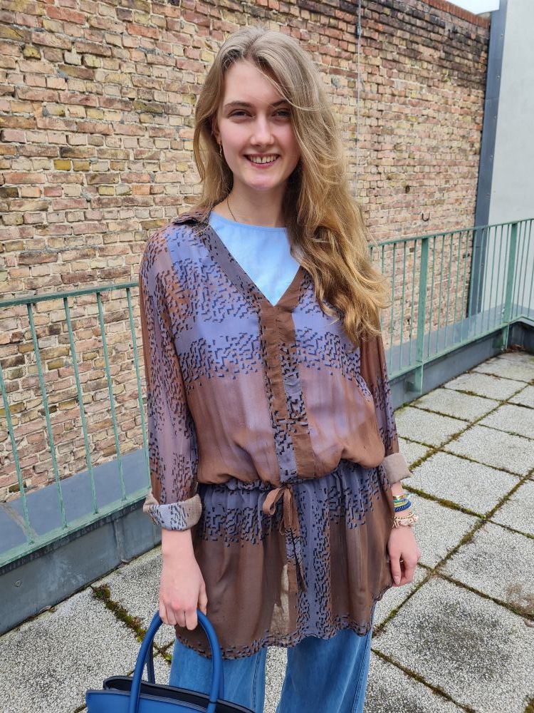 Tunika mit blauem Muster, halbtransparent