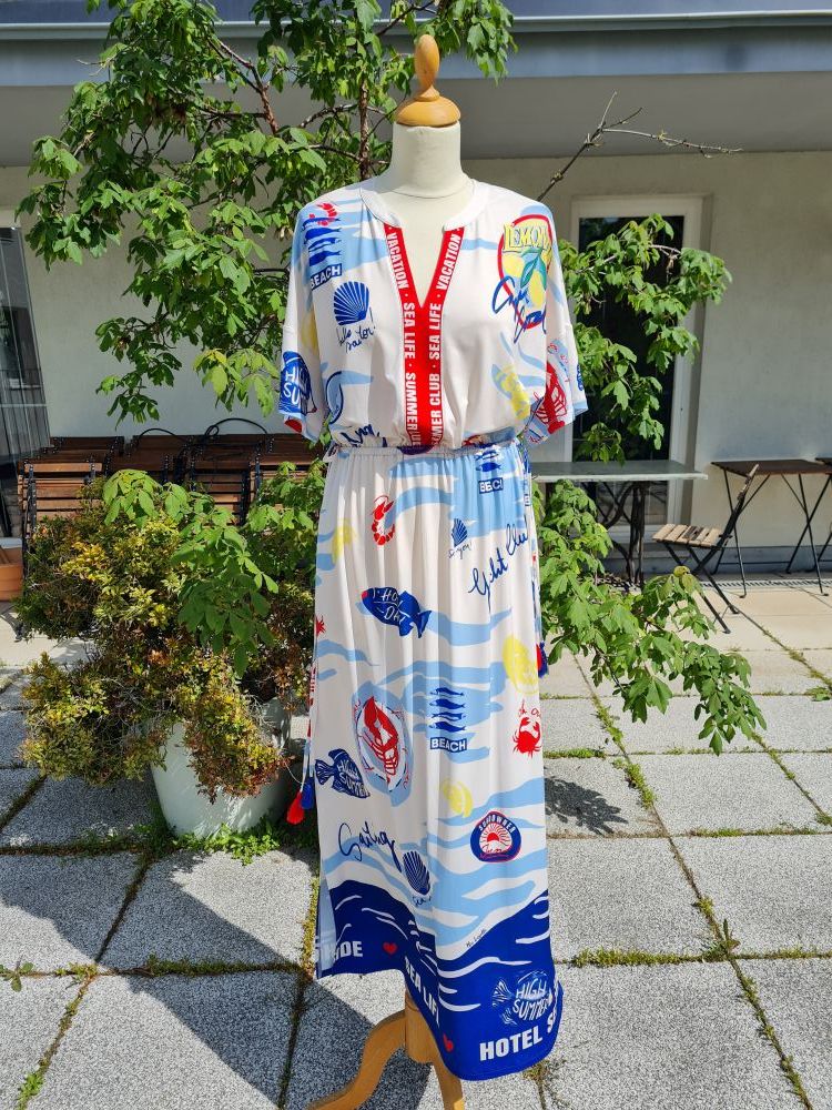 Langes Kleid mit maritimen Motiven Langes Kleid mit maritimen Motiven
