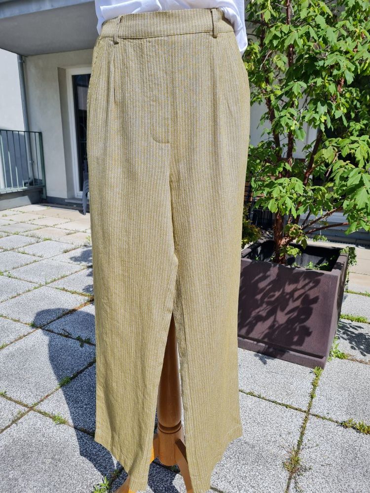 Sommerhose mit feinen Nadelstreifen Sommerhose mit feinen Nadelstreifen