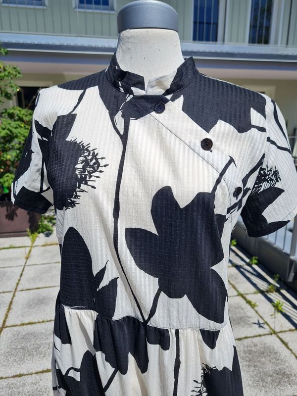 Kleid schwarz-weiß, Seersucker