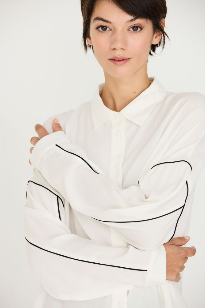 Bluse Abesti Weiß mit schwarzer Linie