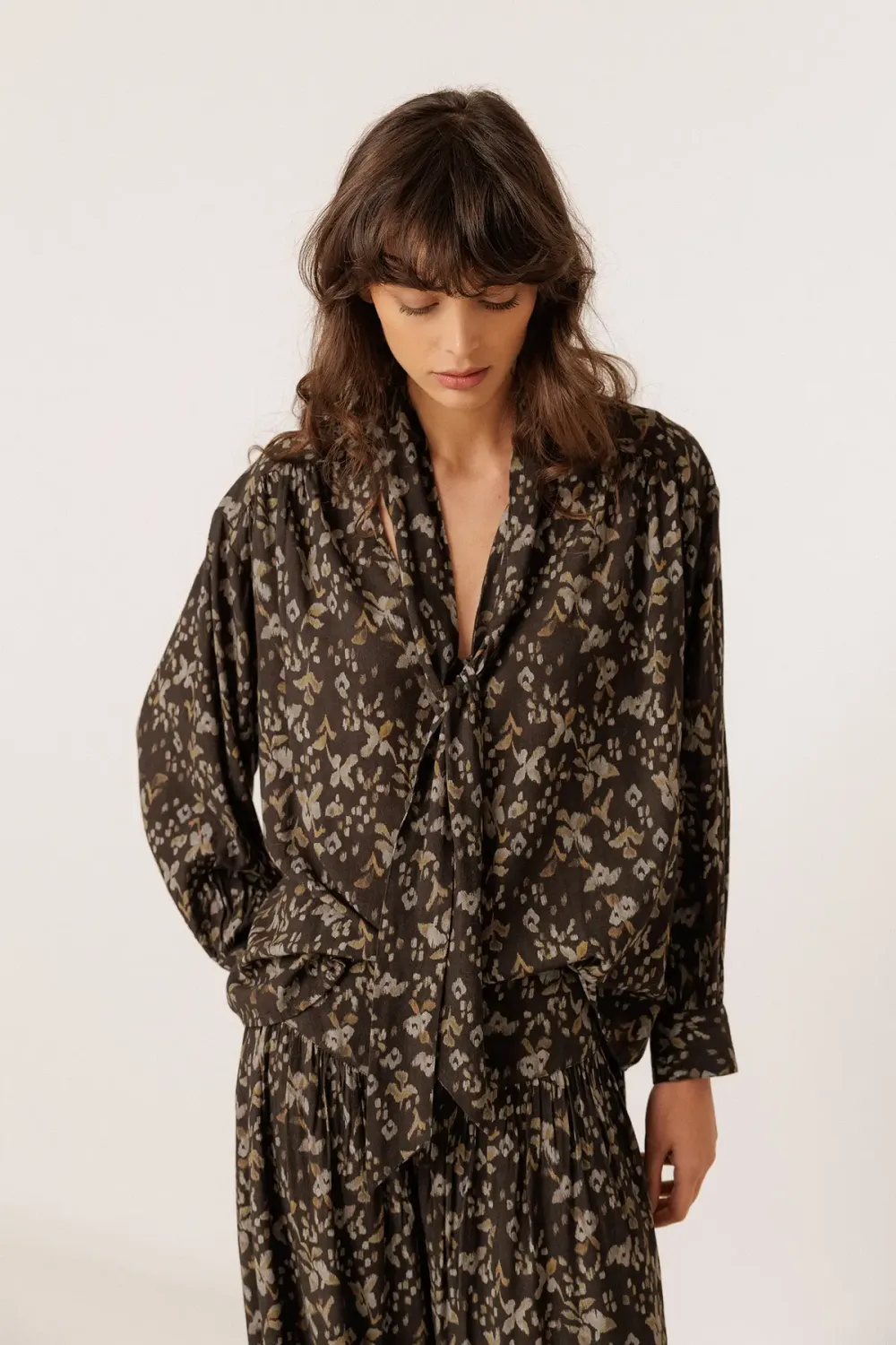 Bluse mit Schluppe, Dunkelgrün mit Muster