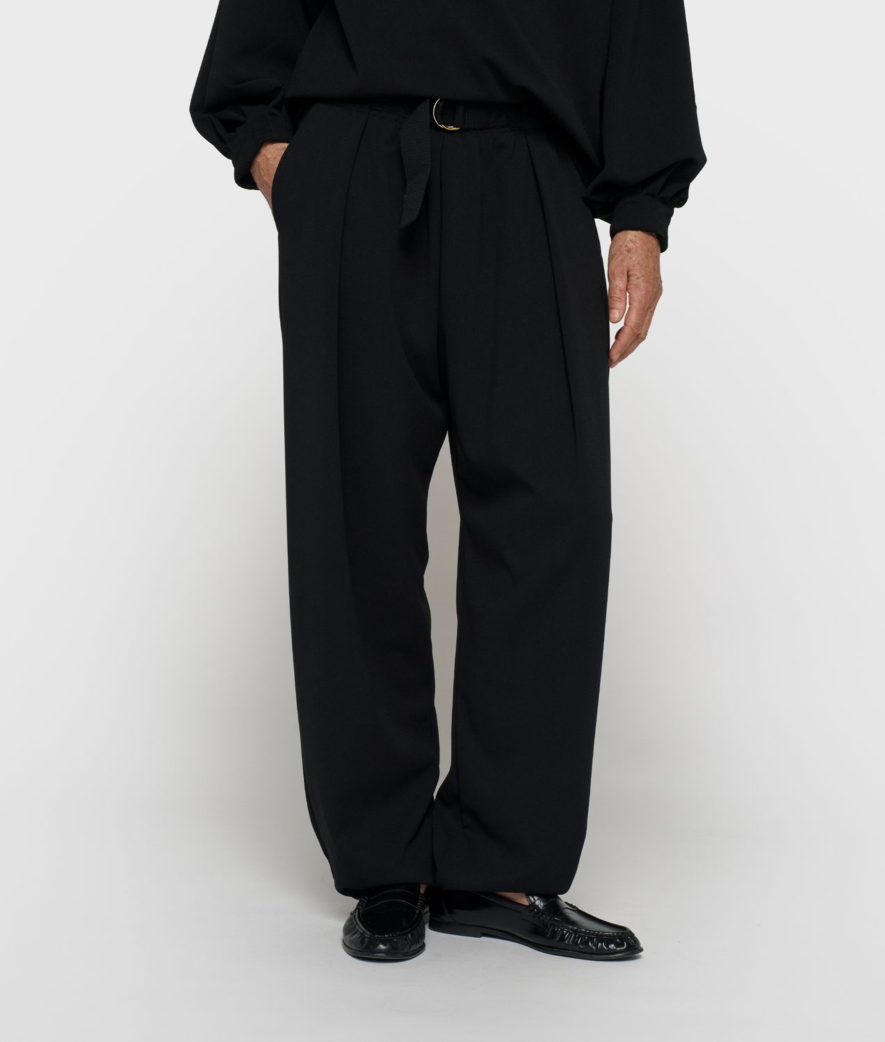 Hose mit Gürtel, Crepe, Schwarz