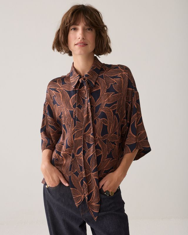 Bluse mit abstraktem Blumendruck Bluse mit abstraktem Blumendruck