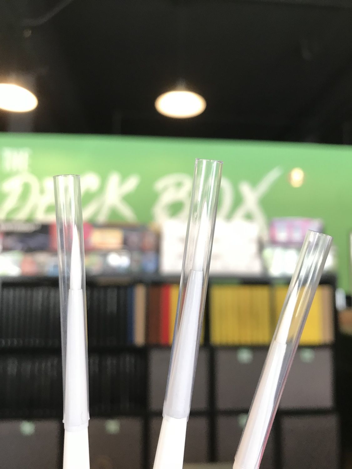 SYNTHETIC SHADE BRUSH (MEDIUM)