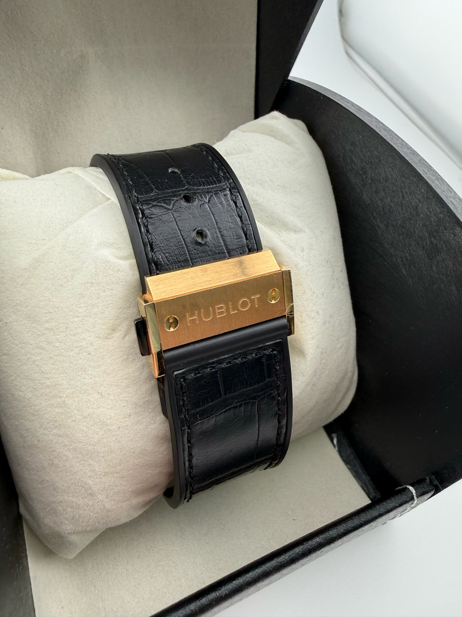 Hublot Classic Fusion 18k Rose Gold Carbon Dial 45mm (ref: 511.pm.1780.rx)