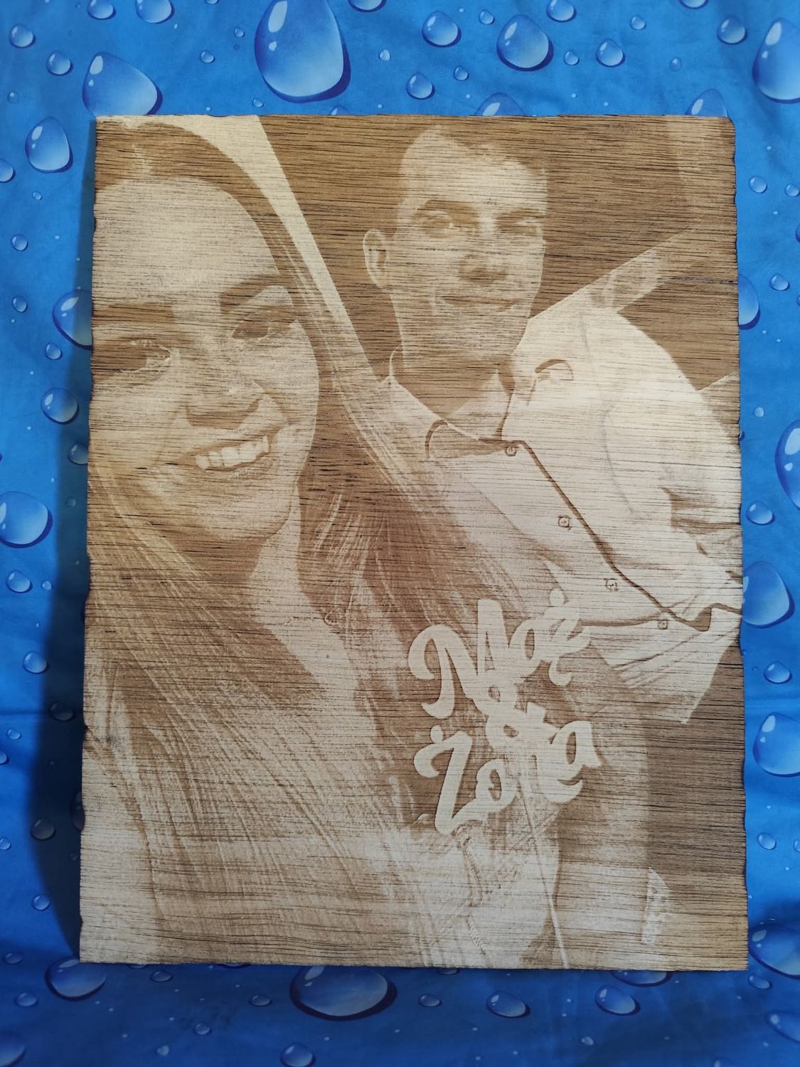 Zdjęcie Grawerowane Laserowo  Rozmiar A4 (21 x 29,7 cm) ( +- 1 cm ) + Stojak