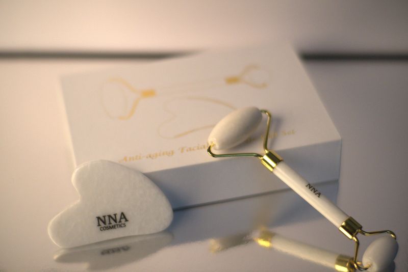 Entdeckt hochwertige Gua-Sha-Steine aus White Jade, die für ihre beruhigende Massagen im Gesicht und  bei Wassereinlagerung