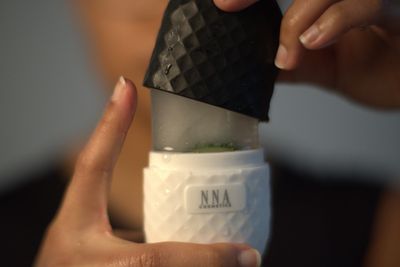 2-in-1 Ice Roller/ Gesichtsreinigungsschwamm, für eine gründliche und sanfte Reinigung und hilft bei angeschwollenem Gesicht.