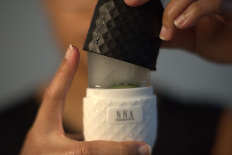 2-in-1 Ice Roller/ Gesichtsreinigungsschwamm, für eine gründliche und sanfte Reinigung und hilft bei angeschwollenem Gesicht.