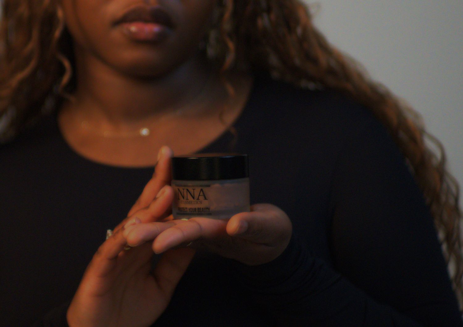 Natürliche Pflege trifft auf leichte Deckkraft: Diese hochwertige Tagescreme ist in 5 perfekt abgestimmten Nuancen erhältlich