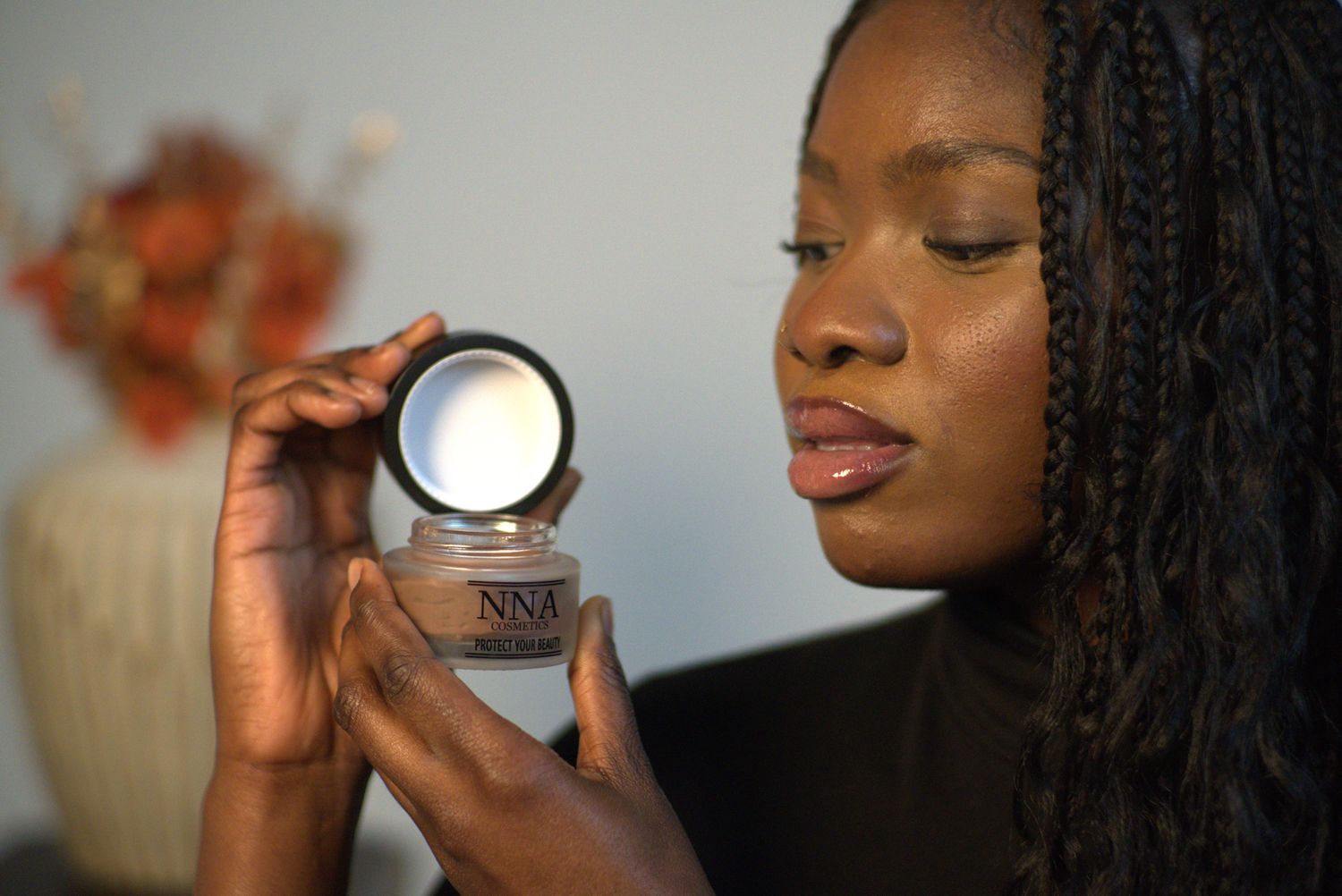 Natürliche Pflege trifft auf leichte Deckkraft: Diese hochwertige Tagescreme mit brauner Nuance Hauttönung