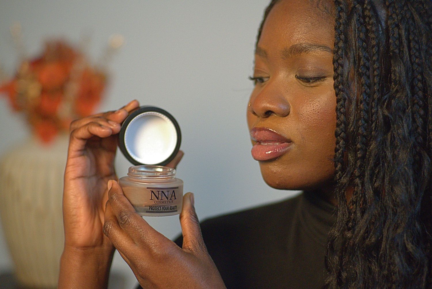 Natürliche Pflege trifft auf leichte Deckkraft: Diese hochwertige Tagescreme mit brauner Nuance Hauttönung