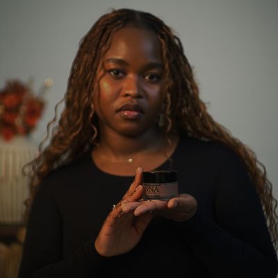 Natürliche Pflege trifft auf leichte Deckkraft: Diese hochwertige Tagescreme ist in 5 perfekt abgestimmten Nuancen erhältlich