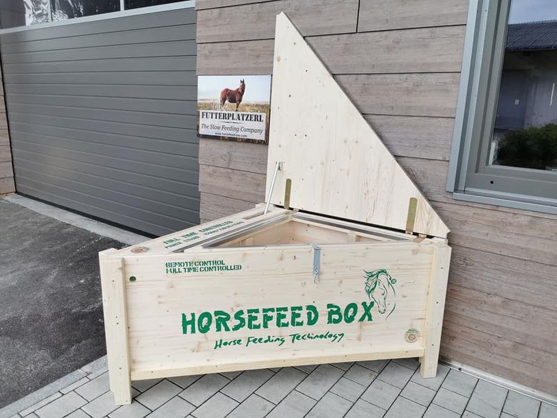 Original HORSEFEED BOX FULL TIME CONTROLLED CORNER