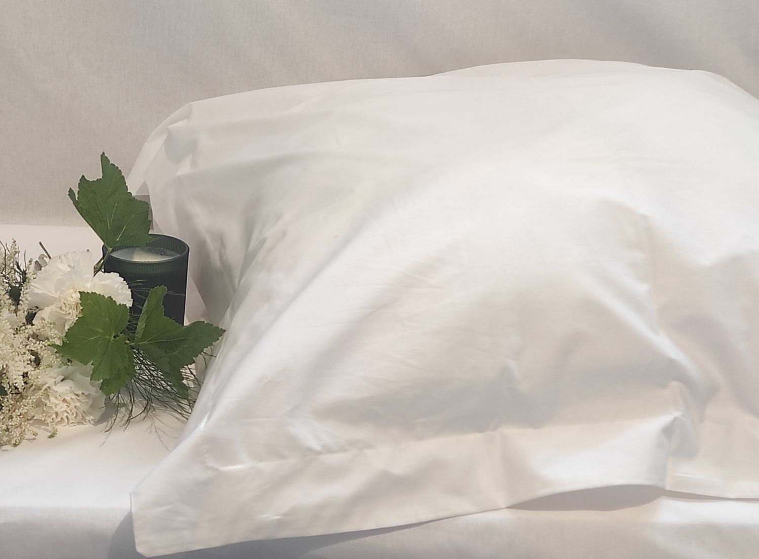 Taie d'oreiller blanche 65x65 cm  (collection Œillets Blancs simple)