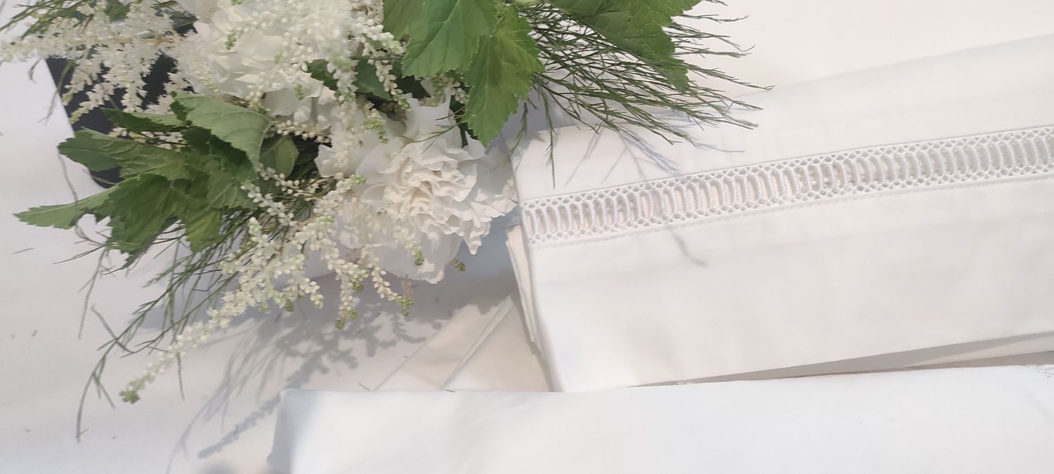 Taie d'oreiller blanche 65x65 cm  (collection Œillets Blancs simple)