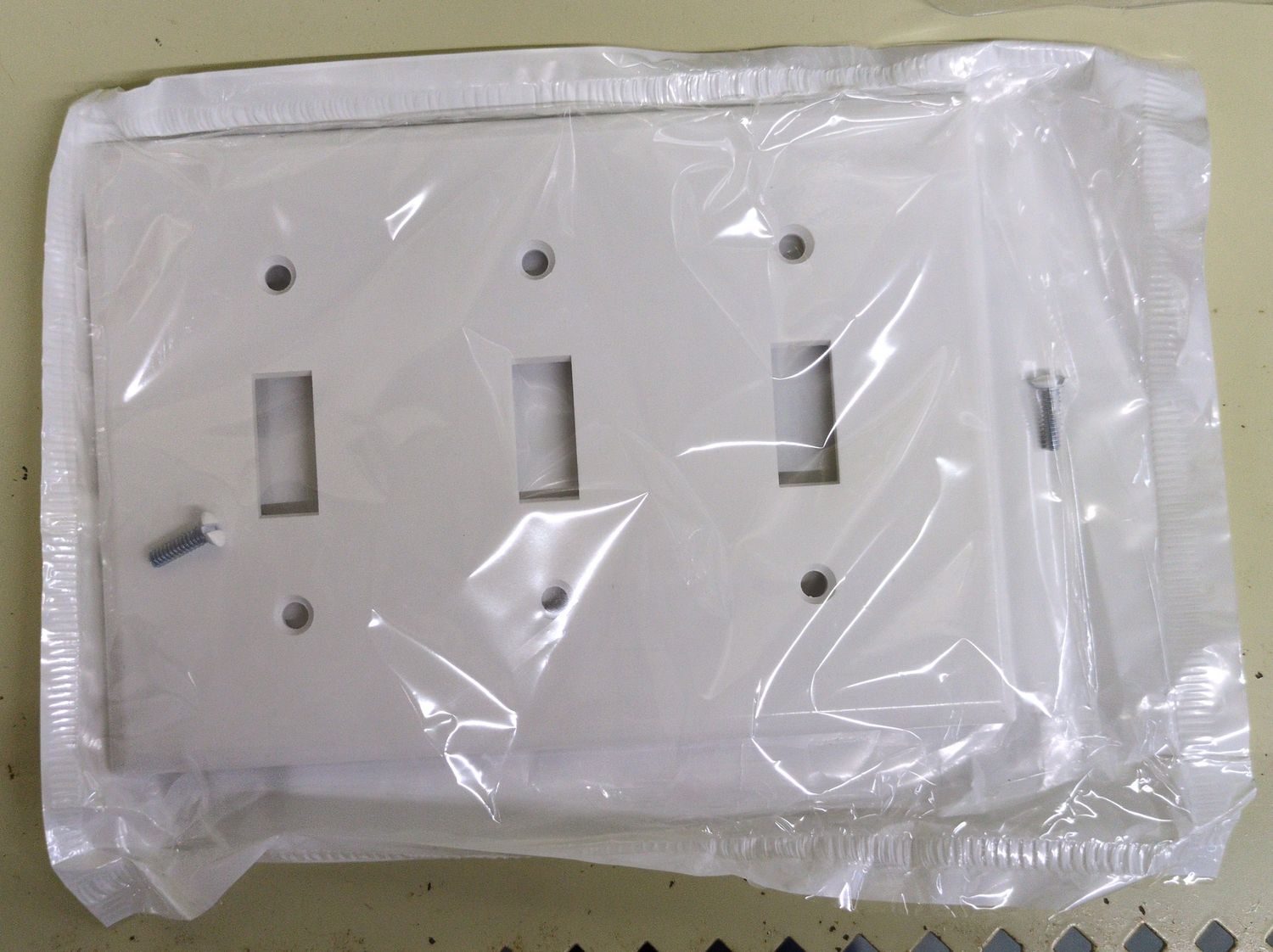001-88011-000 3GANG SWTCH WALLPLATE