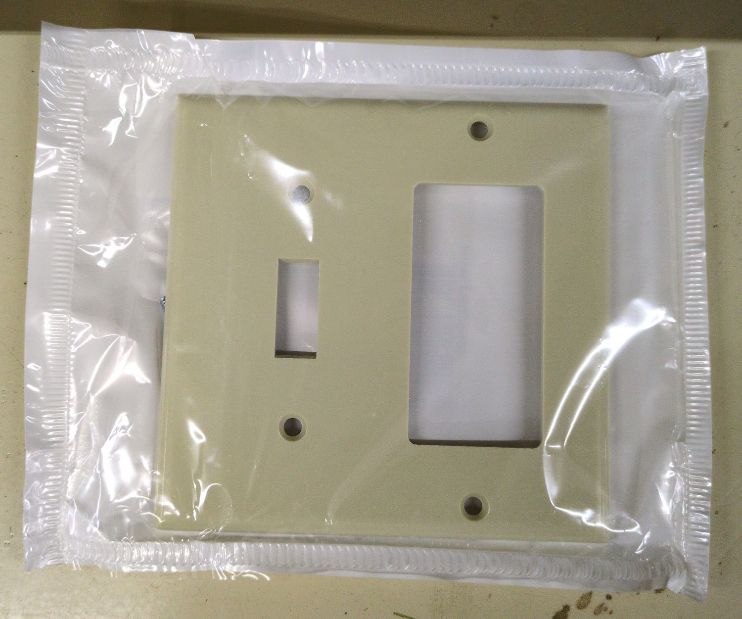 001-80405-00I DECORA 2 GANG SWITCH