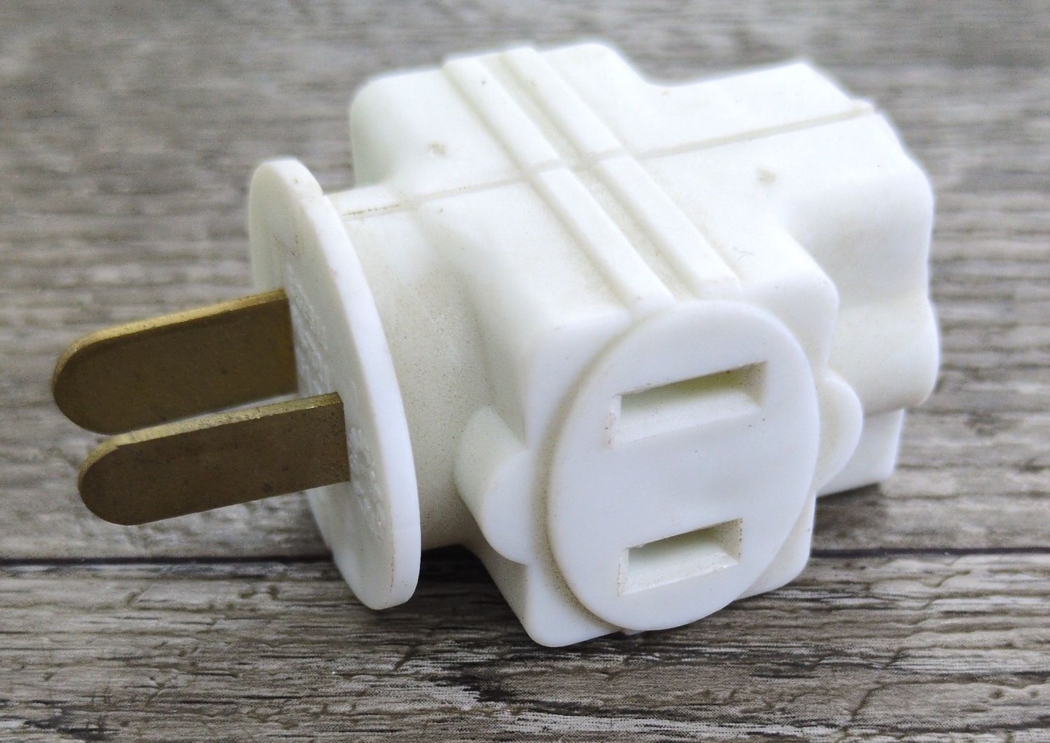Polarized 3 Outlets Triple Outlet Adapter, White