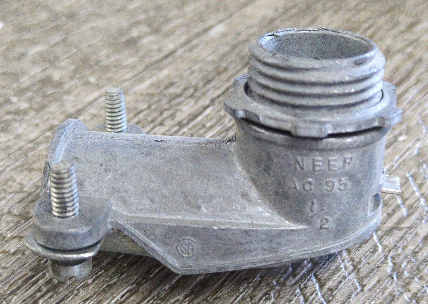 XC291 1/2" 90D C/CONNECTOR