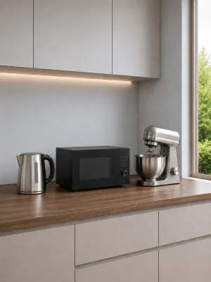 Moderne Küchengeräte wie Mikrowellen, Mixer, Wasserkocher und Kaffeemaschinen in Köln.