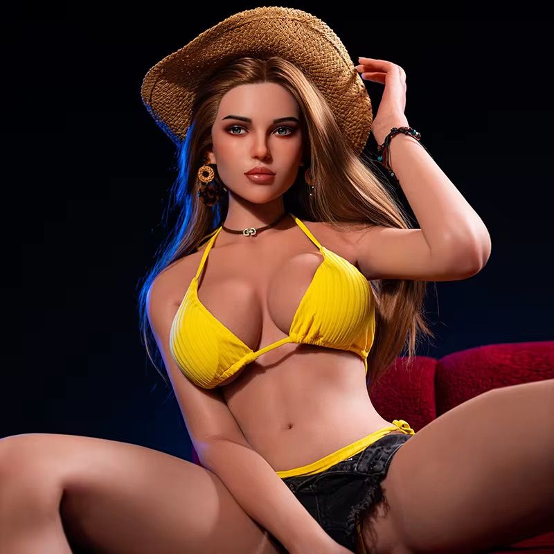 Chloe Martin — 25 — Lyon, France