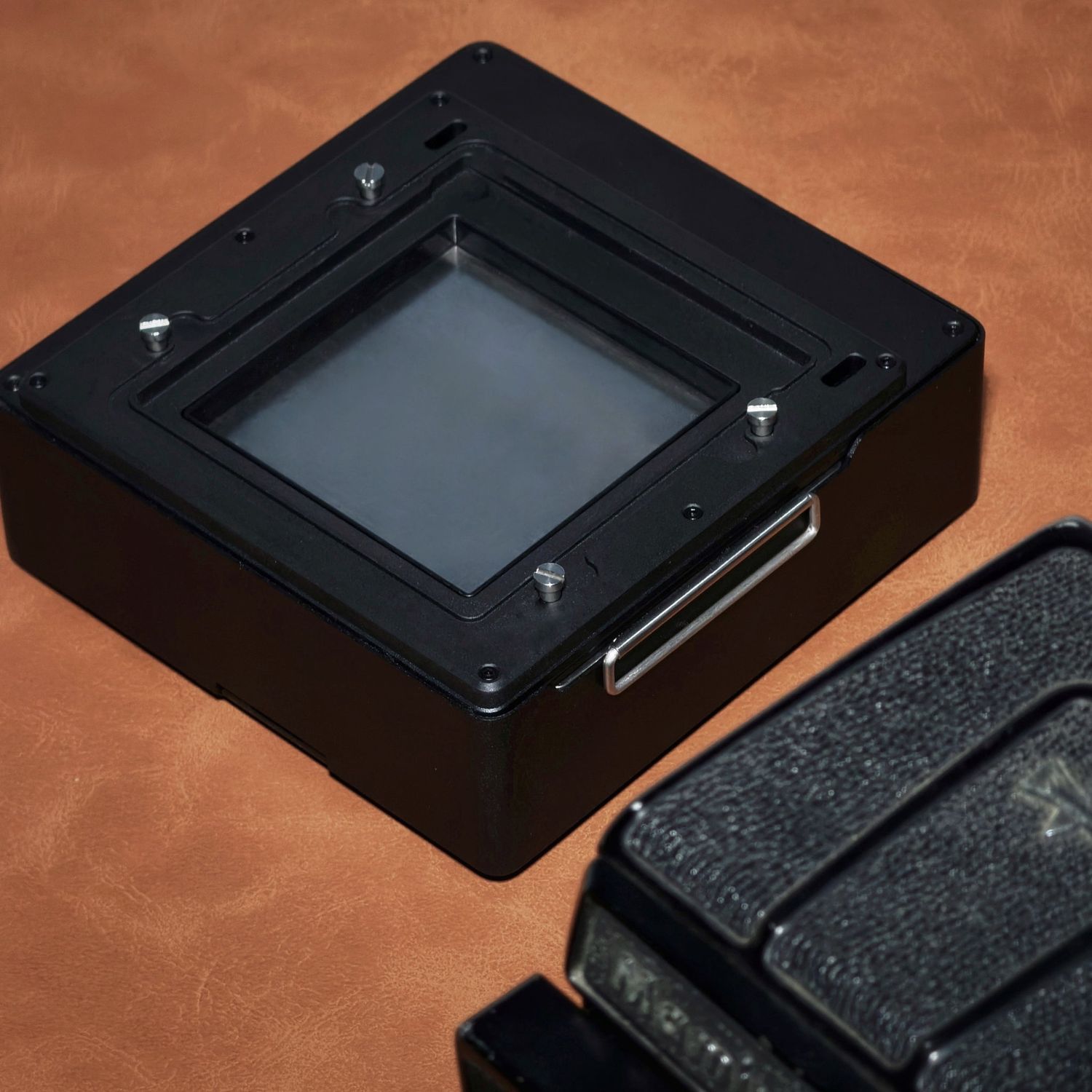 NONS Instant Back für Mamiya RB67 – Instax Square NONS Instant Back für Mamiya RB67 – Instax Square